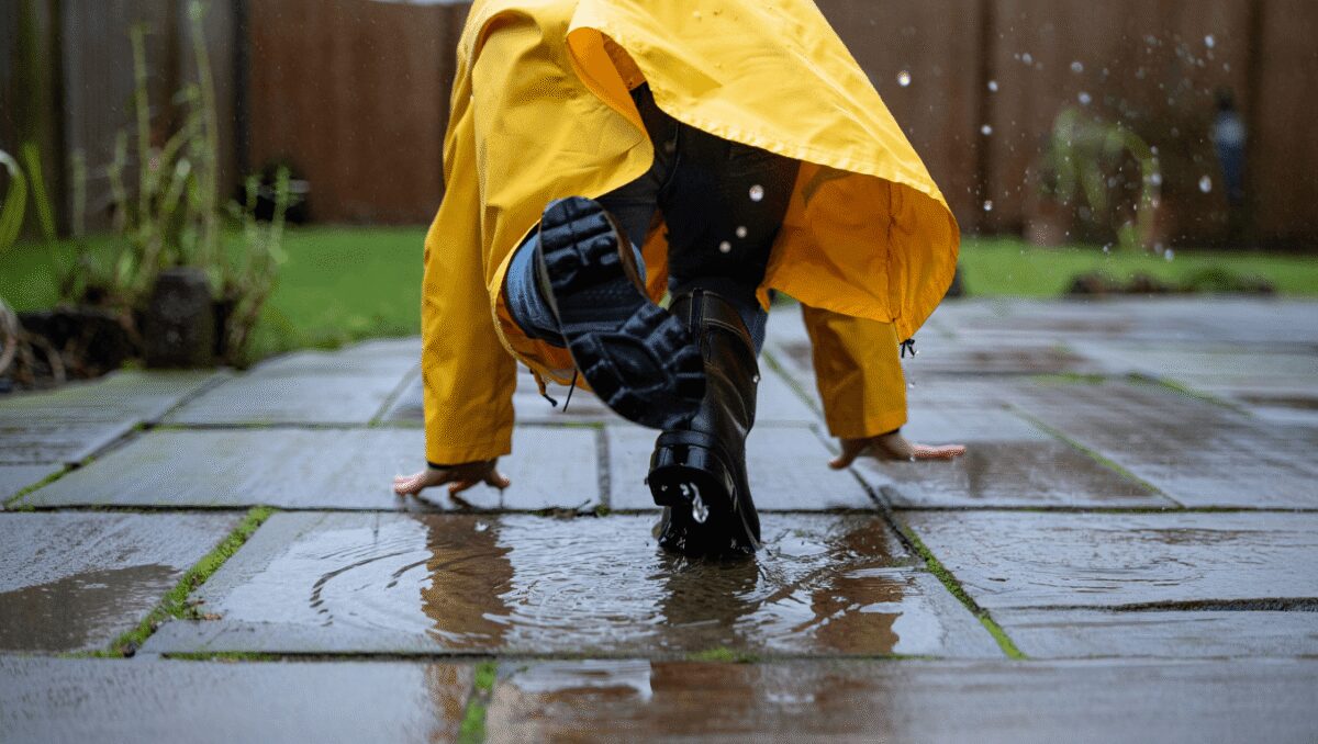 Cette erreur classique rend ta terrasse glissante après la pluie