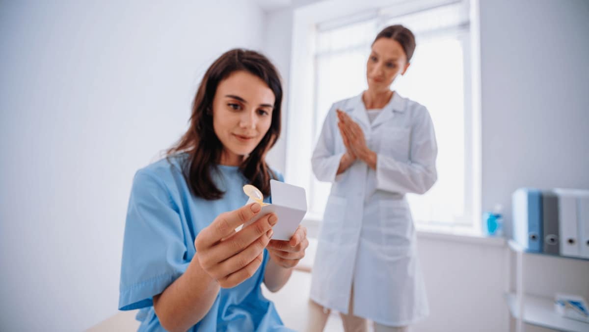 Santé sexuelle – 2 mai 2023Tout savoir sur le préservatif fémininNos médecins généralistes et gynécologues vous expliquent comment fonctionne le préservatif féminin, ses avantages et inconvénients et comment l'utiliser correctement.En savoir plus