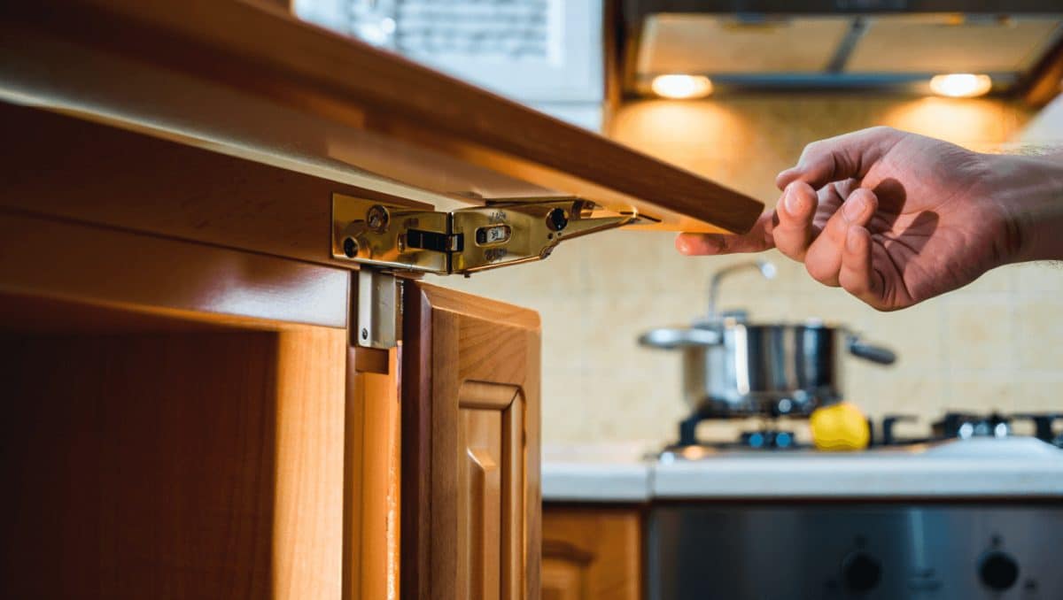 Pourquoi les charnières de cuisine se dérèglent avec le temps