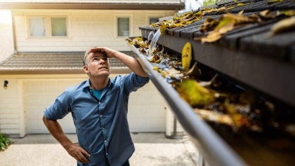 Comment nettoyer efficacement une gouttière sans monter sur le toit