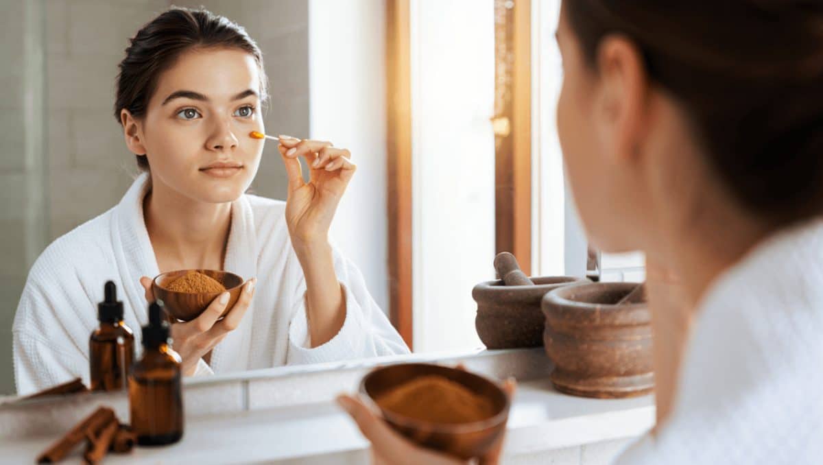 Acné, teint terne, vieillissement : les bienfaits de la cannelle pour la peau