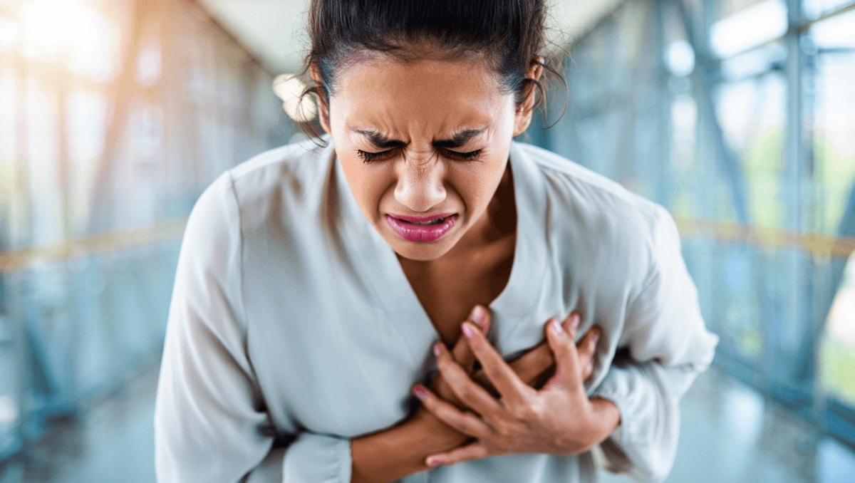 Médecine Générale – 20 févr. 2023Mal au cœur : quelles sont les causes ?Douleur aiguë au niveau de la poitrine, sensation de pointe au cœur ou de pincement ? Nos médecins vous disent quoi faire si vous avez mal au coeur.En savoir plus