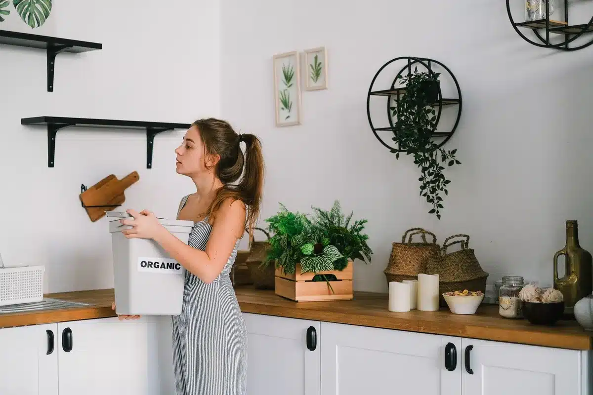 Poubelle de cuisine ferm&eacute;e avec un couvercle bien ajust&eacute; pour &eacute;viter les odeurs qui attirent les mouches