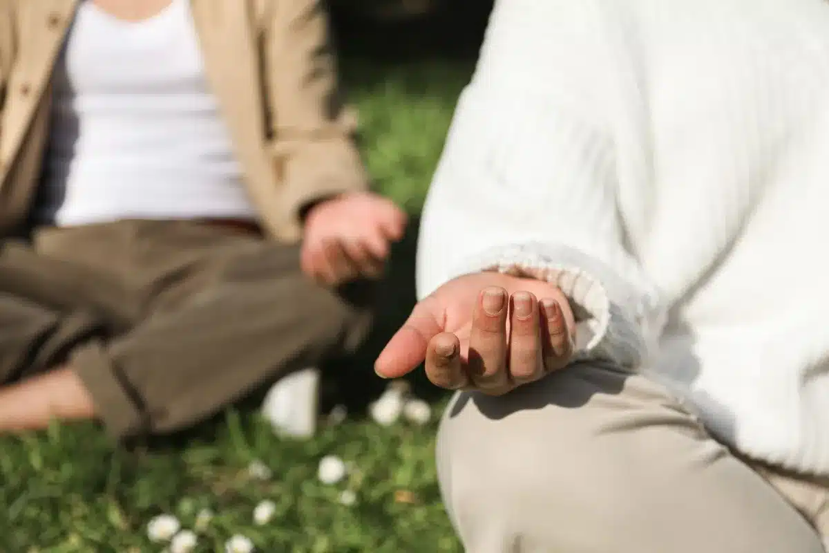 Personne en m&eacute;ditation de pleine conscience, dans une posture calme et apais&eacute;e