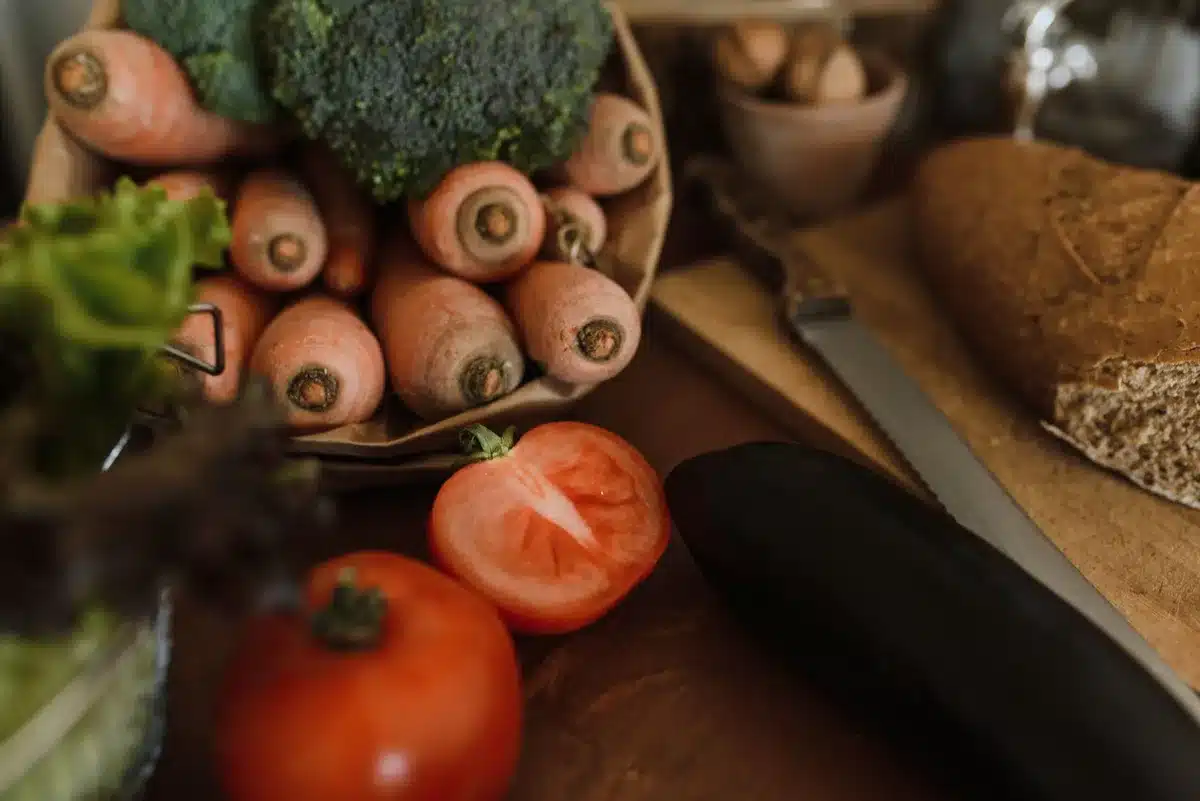 Aliments sains recommand&eacute;s pendant la grossesse : l&eacute;gumes cuits, c&eacute;r&eacute;ales compl&egrave;tes et yaourt nature