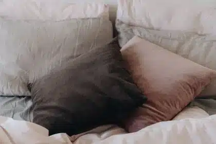 Femme enceinte au repos dans un lit avec la tête surélevée sur des oreillers
