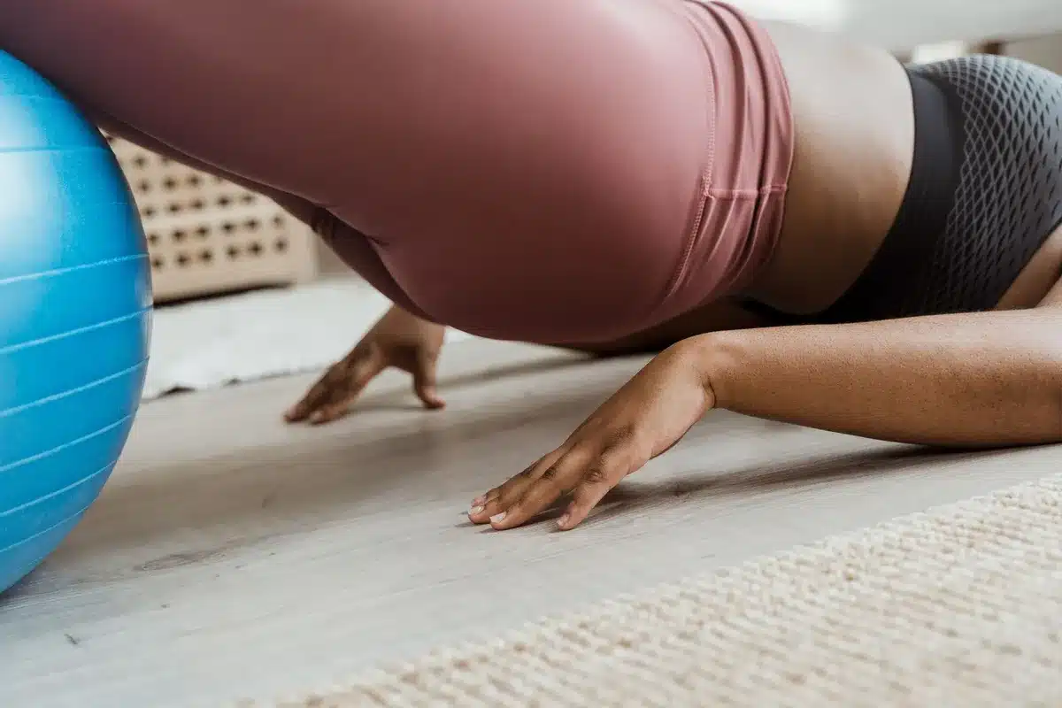 Exercices de renforcement musculaire du tronc et des jambes.