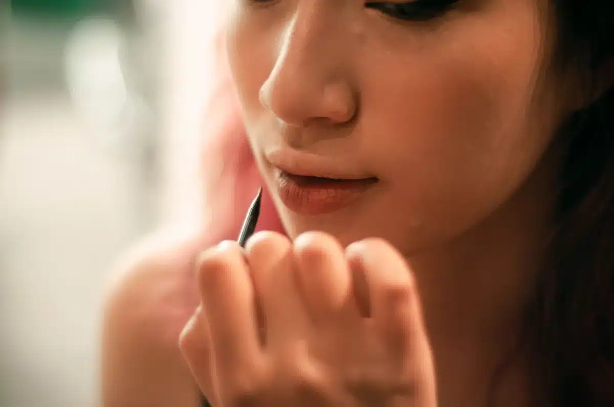Application pr&eacute;cise d'un crayon contour sur les l&egrave;vres pour agrandir visuellement la bouche