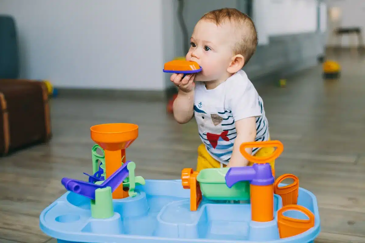 B&eacute;b&eacute; tenant un anneau de dentition r&eacute;frig&eacute;r&eacute; pour m&acirc;cher et soulager les gencives douloureuses