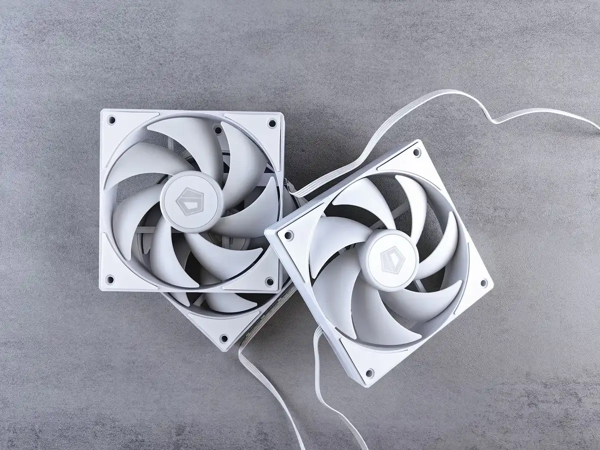 Pales de ventilateur encrass&eacute;es par la poussi&egrave;re, r&eacute;duisant le rendement