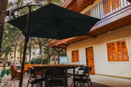 Terrasse ombragée avec des silhouettes assises à l'ombre pendant l'été