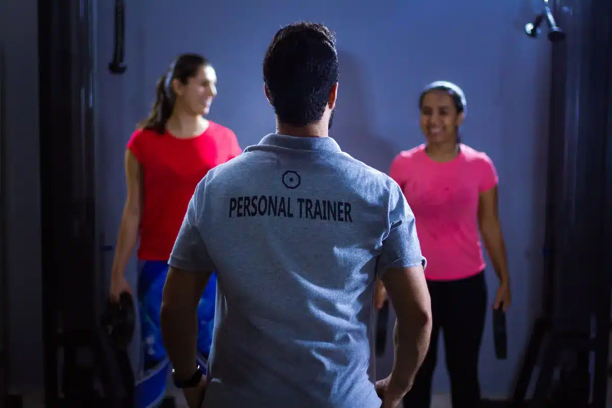 Un groupe de personnes participant à une séance de sport collectif avec un coach.