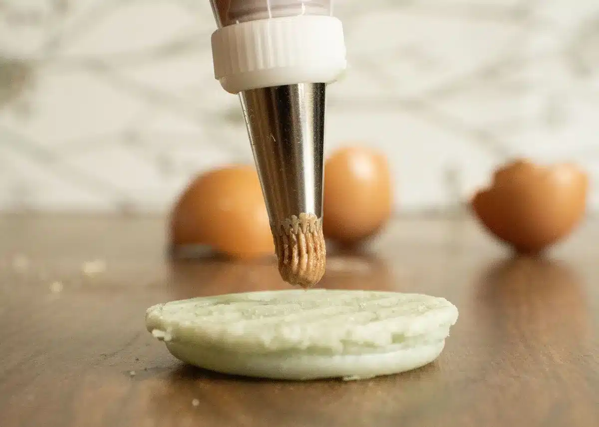 Participants préparant des macarons lors d'un atelier culinaire en groupe