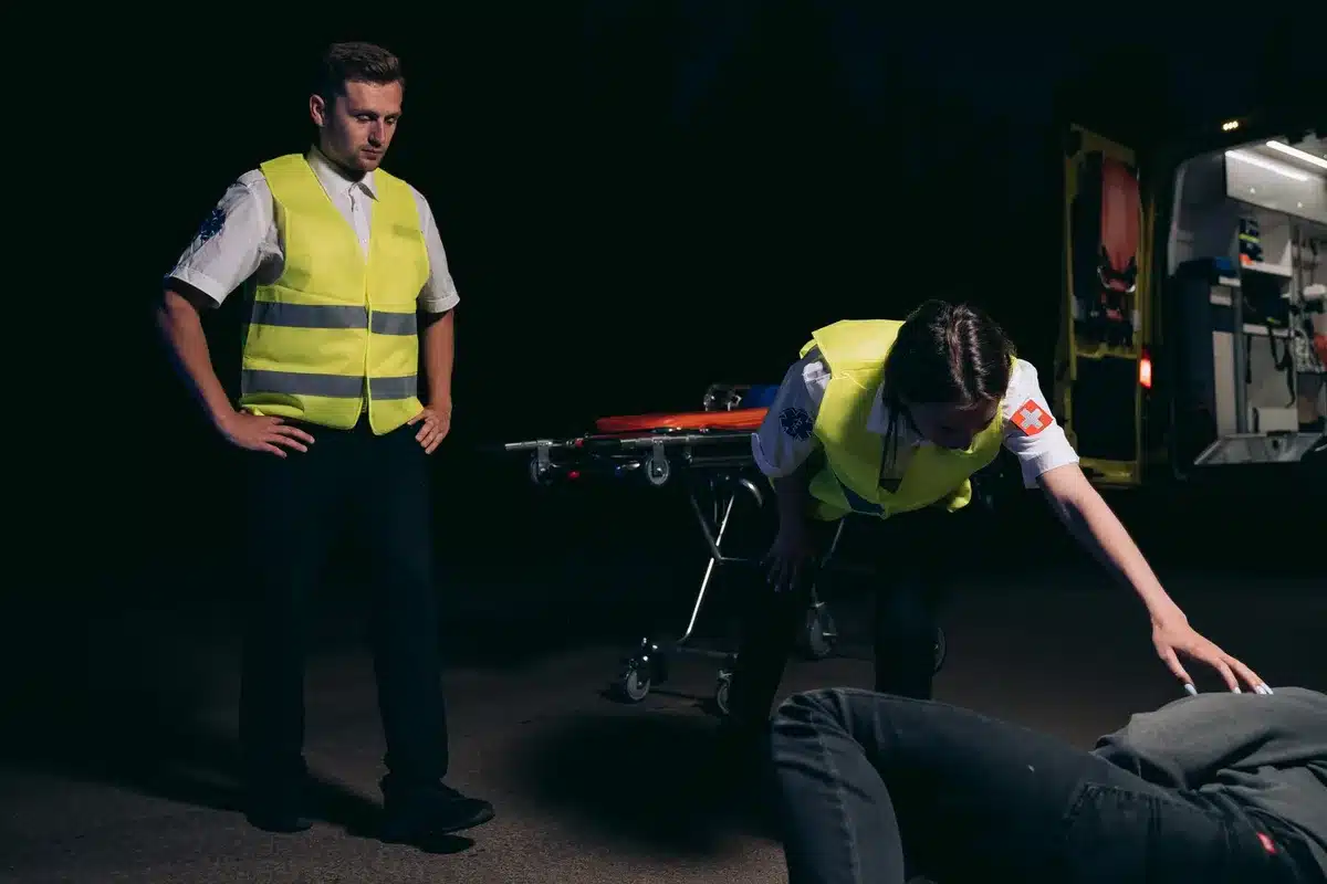 Personne effectuant les gestes de premiers secours auprès d'une victime en détresse