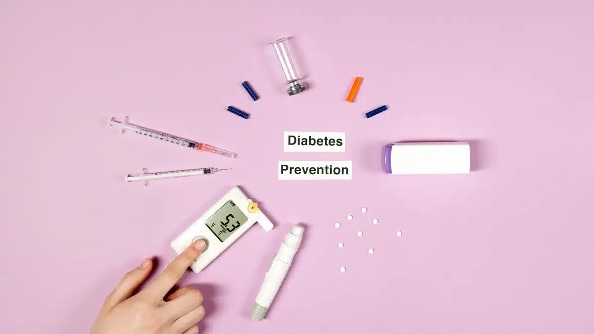 Auto-injecteur d'adrénaline prêt à être utilisé lors d'une urgence allergique