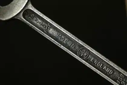 Panier de lave-vaisselle rouillé avec corrosion visible sur les tiges métalliques
