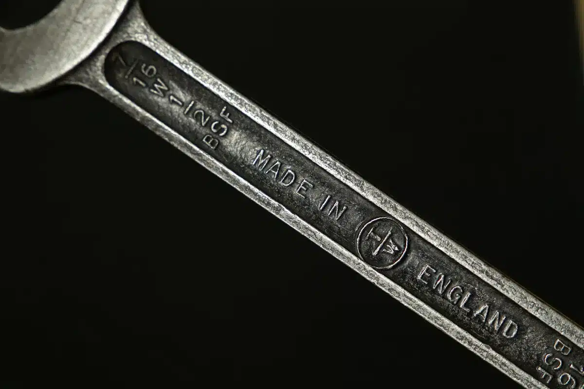 Panier de lave-vaisselle rouillé avec corrosion visible sur les tiges métalliques