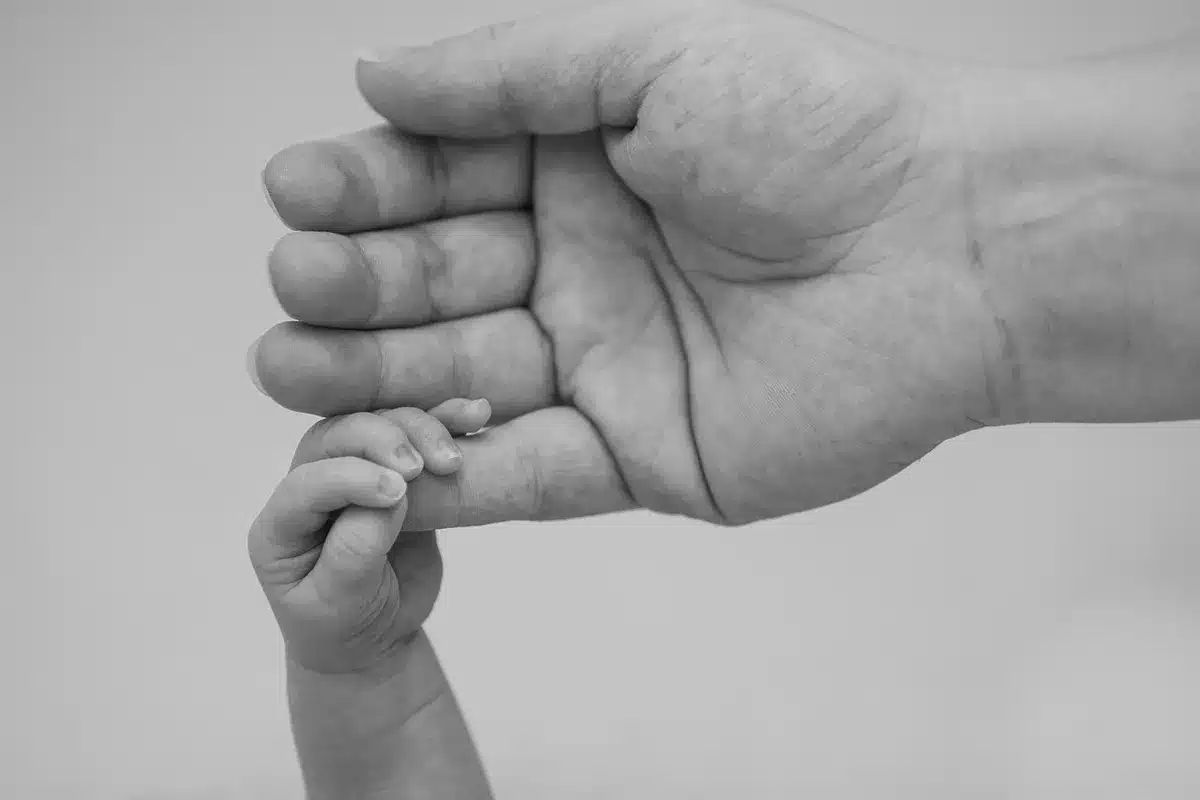 Mère et bébé en contact peau à peau lors des premières tétées