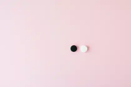 Plaquette de comprimés hormonaux et calendrier sur une table de nuit