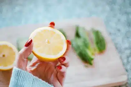 Gros plan sur des ongles décolorés et striés présentant une teinte jaune et des taches blanches