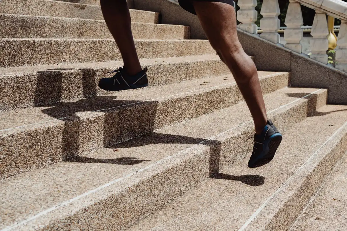 Personne montant des escaliers en intérieur pour une séance d'entraînement