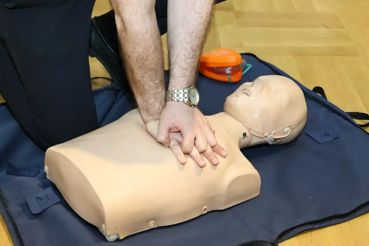 D&eacute;monstration de la technique de massage cardiaque avec les mains positionn&eacute;es au centre du thorax