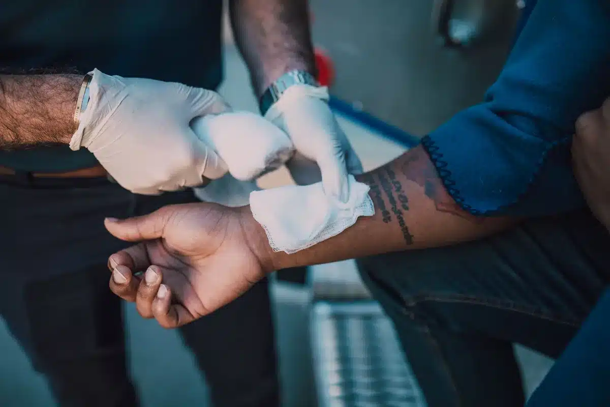 Application d'une pression directe et d'un bandage pour contr&ocirc;ler une h&eacute;morragie