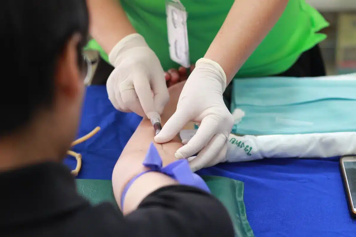 Adolescent lors d'un bilan m&eacute;dical scolaire avec examen de la vision et du statut vaccinal