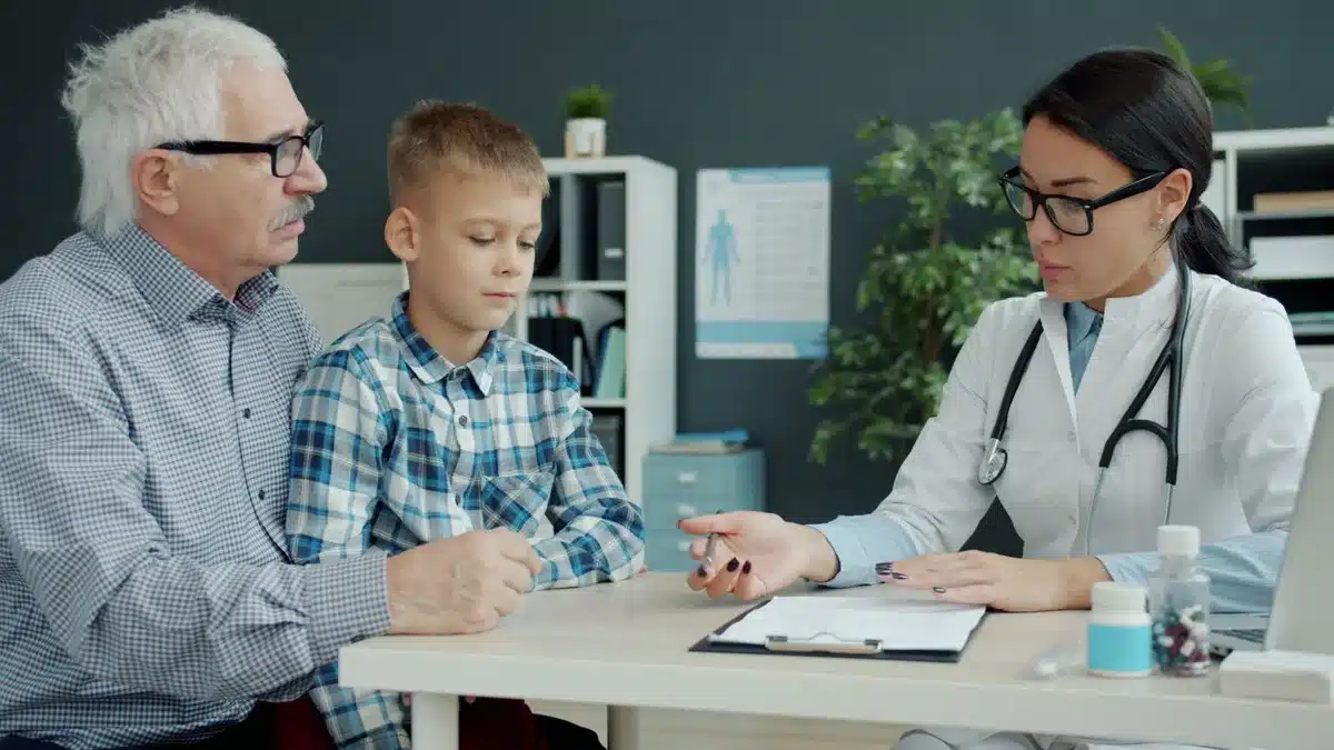 Consultation médicale avec stéthoscope et dossier de santé sur le bureau