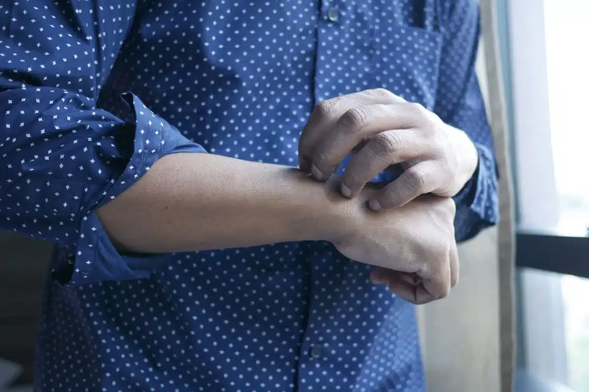 Test cutané préalable sur la peau d'un enfant avant application d'huile essentielle