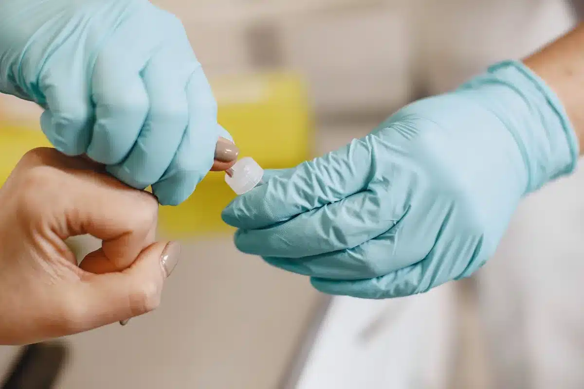 Pr&eacute;l&egrave;vement sanguin au talon chez un nouveau-n&eacute; pour le test de d&eacute;pistage