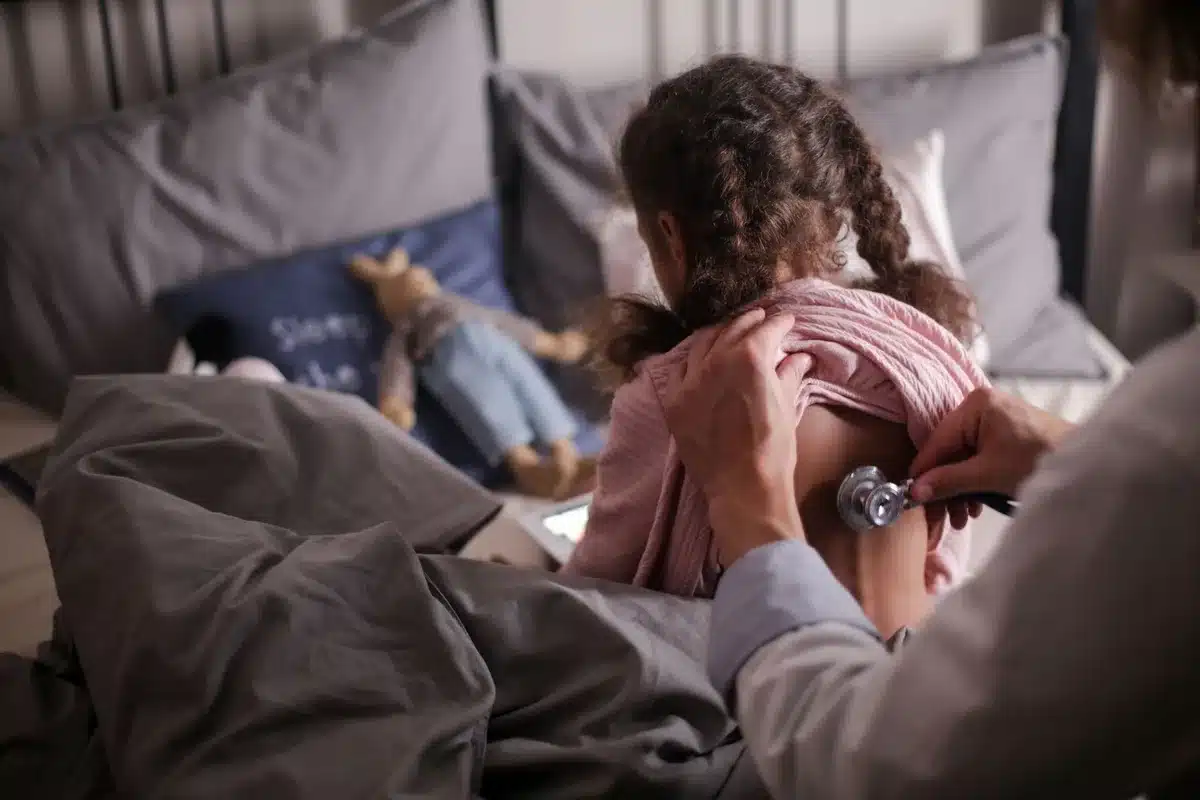 Consultation m&eacute;dicale avec un p&eacute;diatre examinant un b&eacute;b&eacute; apr&egrave;s un r&eacute;sultat positif