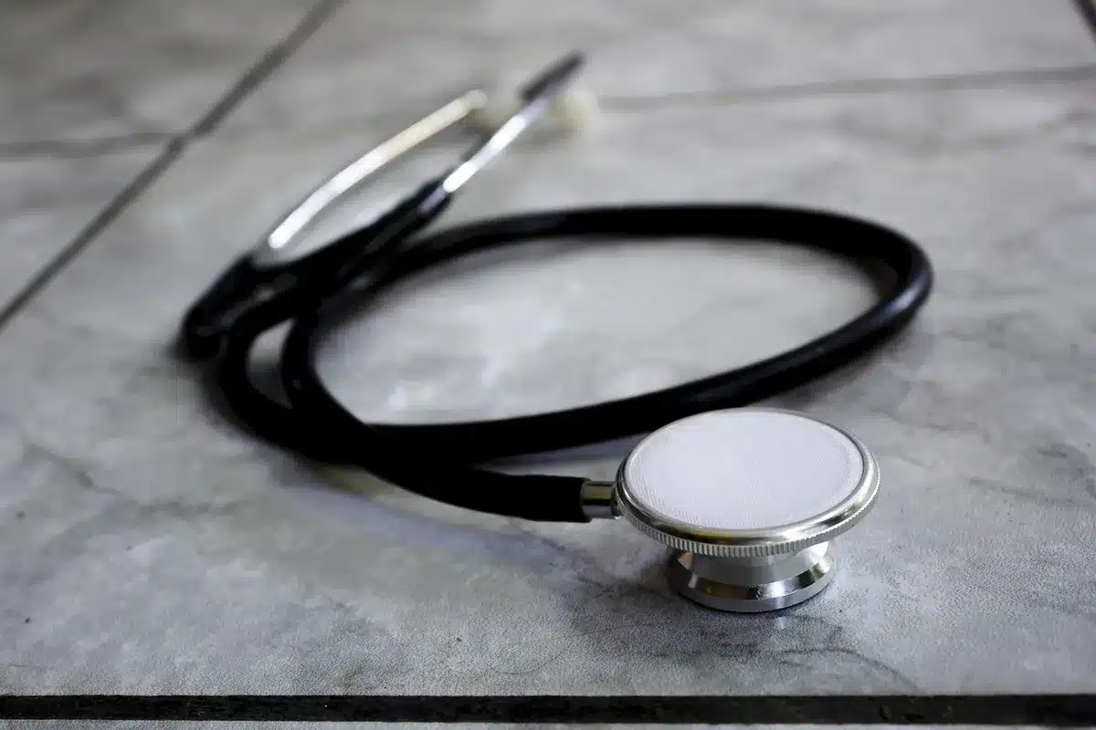 Personne en téléconsultation médicale depuis son domicile