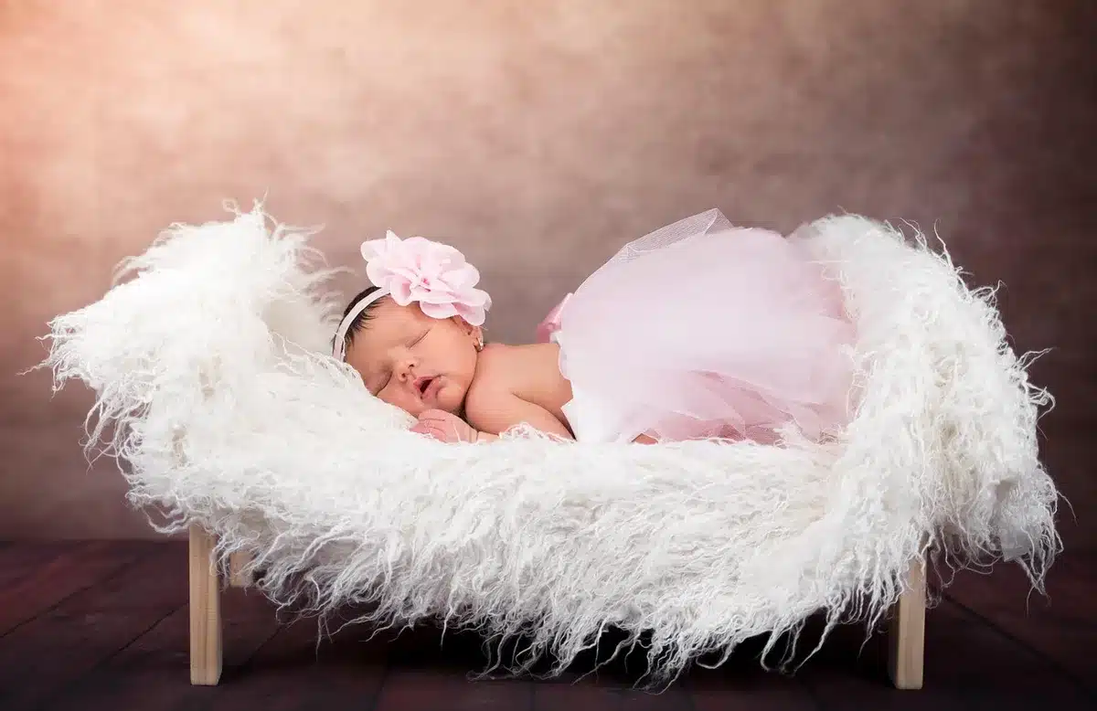 Détails de sécurité d'un lit bébé : barreaux, matériaux et certifications conformes aux normes européennes