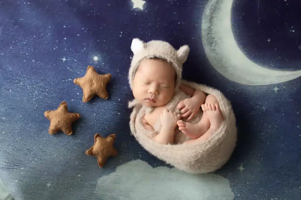 Bébé endormi dans un berceau en bois avec literie douce dans une chambre calme et bien éclairée
