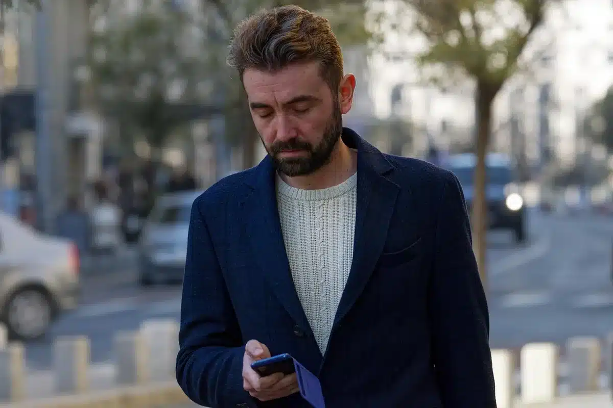 Adulte marchant en ville avec un tracker, illustrant 7 000–10 000 pas