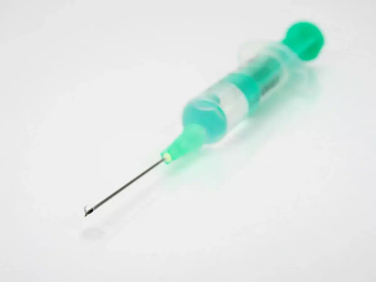 Poire nasale posée sur une serviette propre près d'un biberon