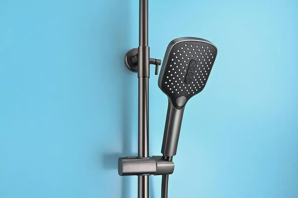 Spot encastré IP44 installé au plafond d'une salle de bain