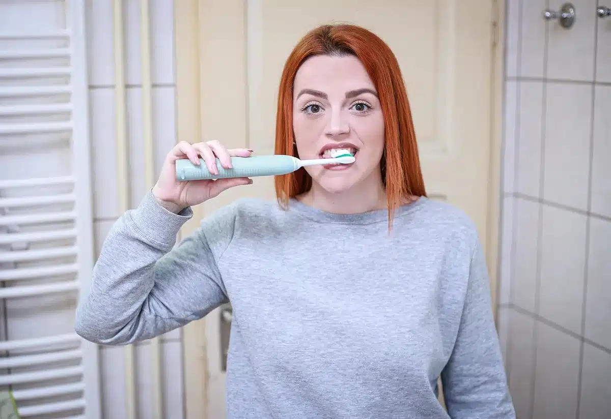 Nettoyage de la tête d'une vis avec une petite brosse et un cure-dent
