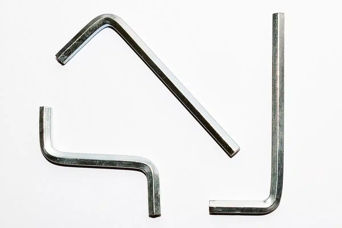 Établi en plein jour avec pince-étau et outils près d'une vis abîmée