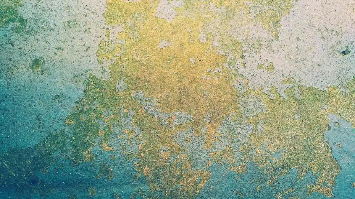 Trou de scellement et préparation du béton pour poteau de clôture