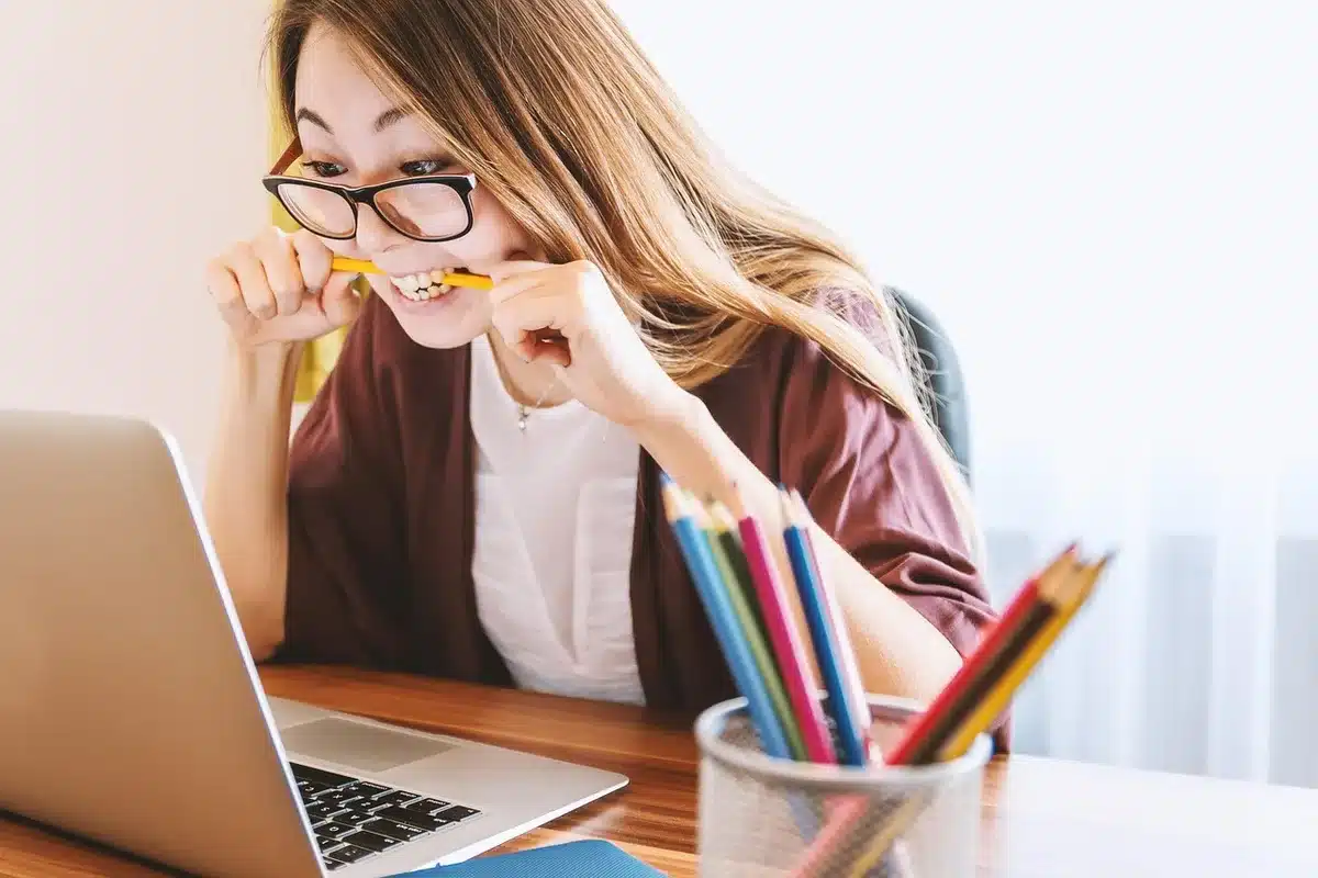 Personne assise à une table montrant du stress et des horaires irréguliers