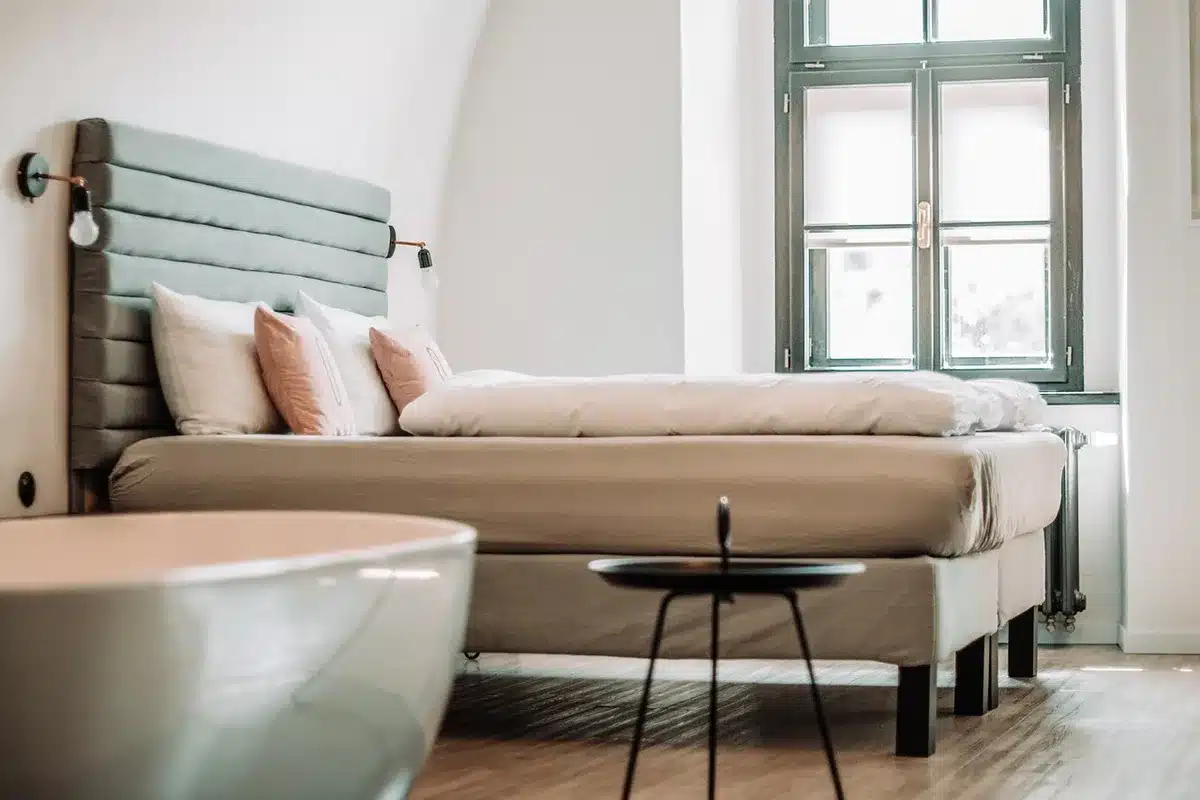 Chambre claire avec matelas et oreillers adaptés pour un sommeil confortable