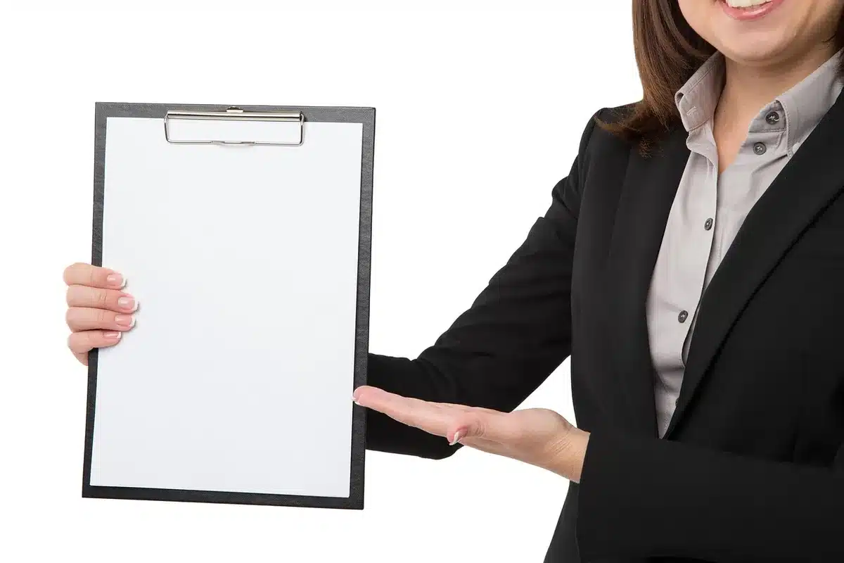 Soignant au bord du terrain avec une fiche d'évaluation et un chronomètre