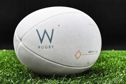 Silhouettes de joueurs effectuant un plaquage sur un terrain de rugby