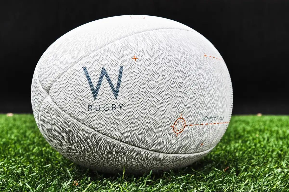 Silhouettes de joueurs effectuant un plaquage sur un terrain de rugby