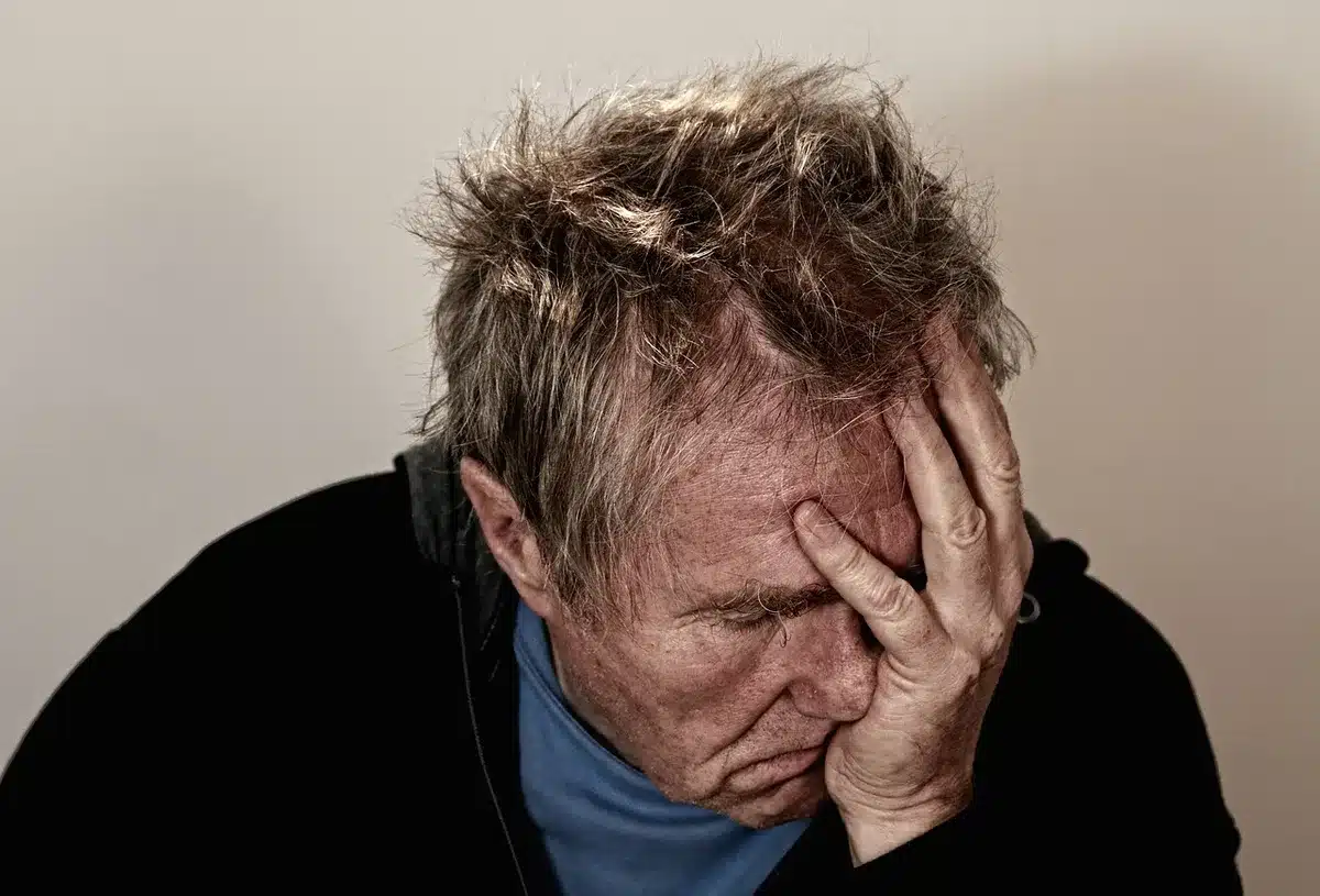 Une personne manifestant de l'épuisement émotionnel et de l'anxiété