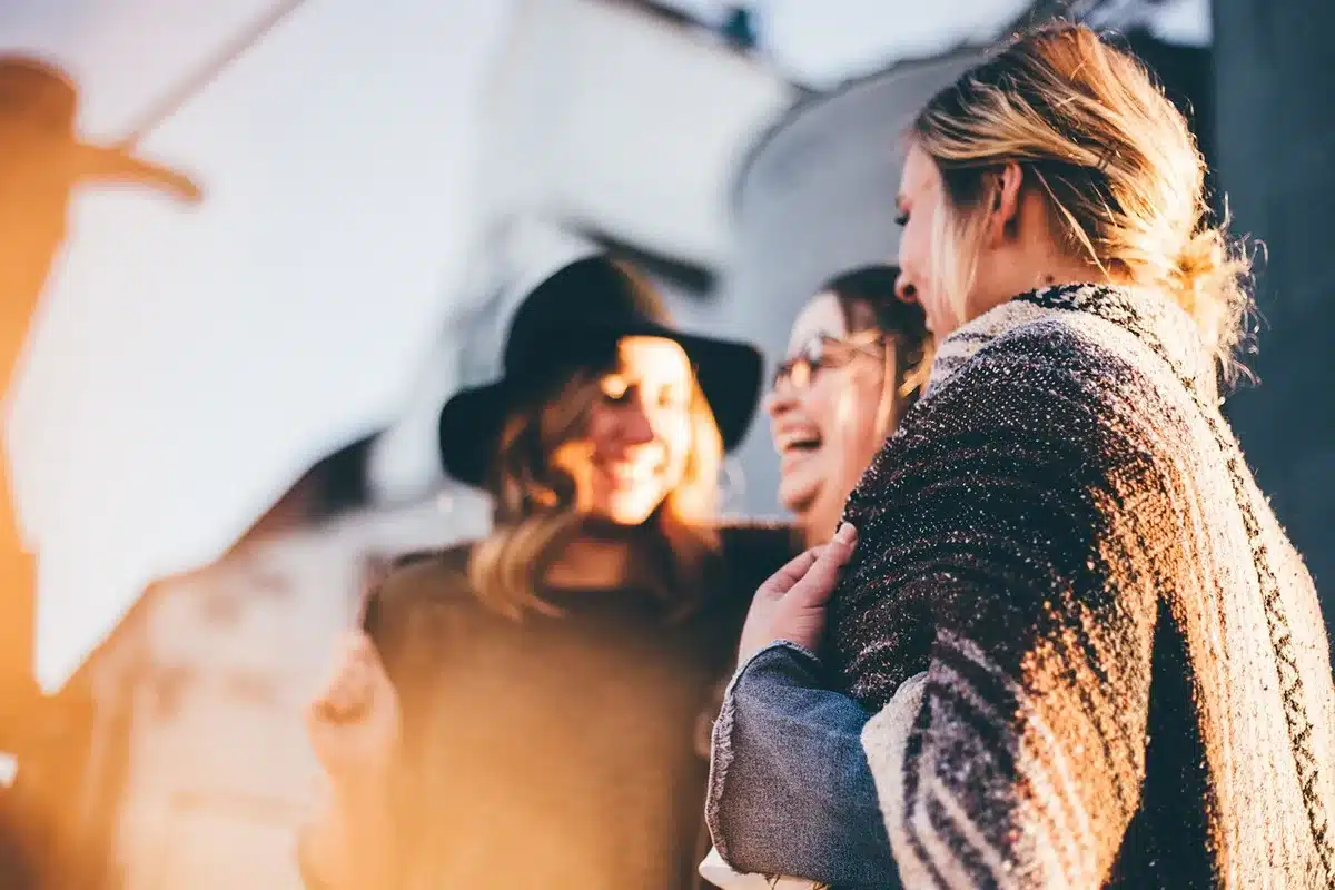 Un groupe d'amis se soutenant mutuellement dans une conversation bienveillante