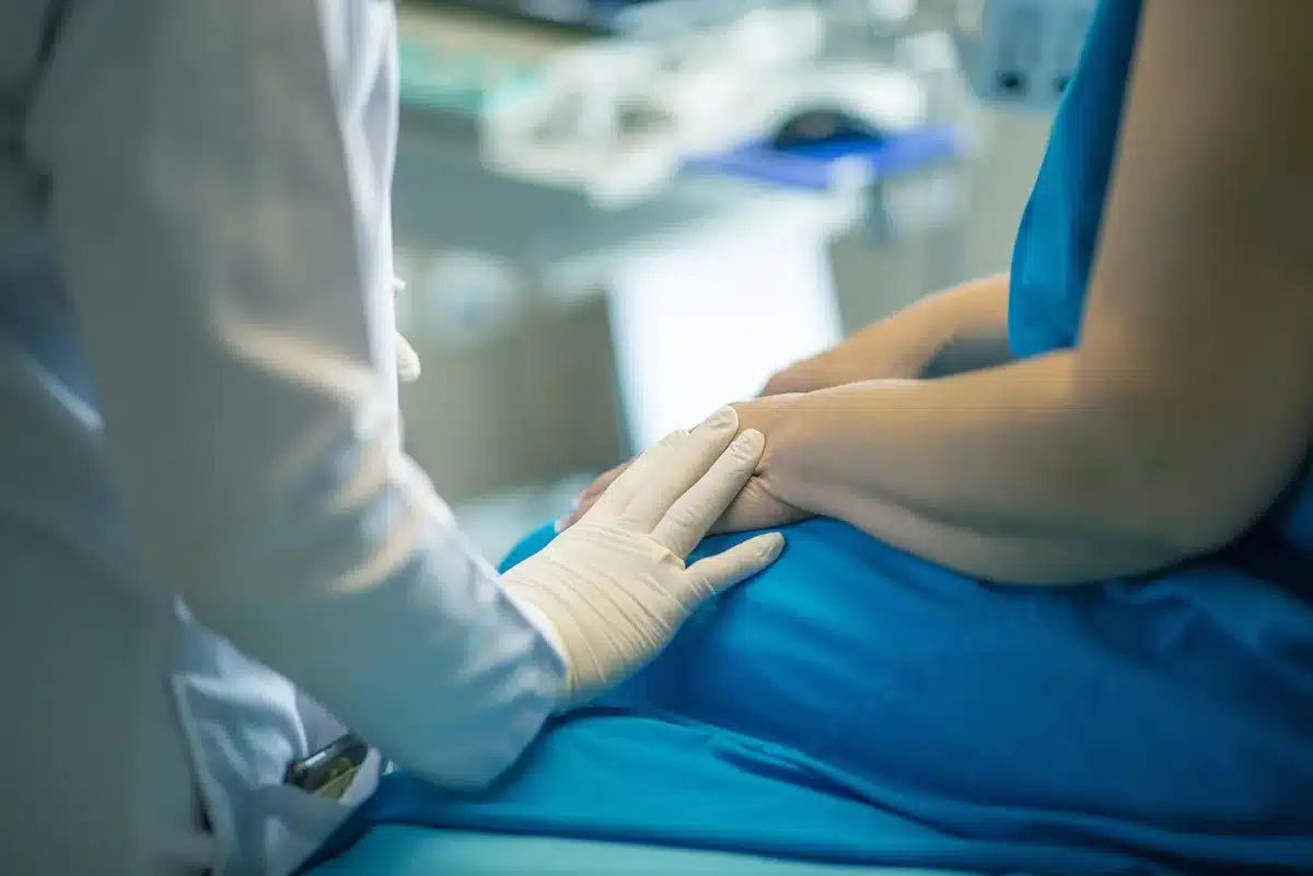 Professionnel de santé en consultation avec une patiente pour l'évaluation du TDAH