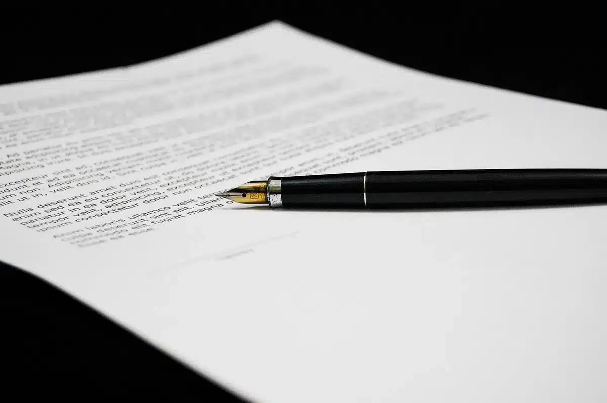 Dossier et checklist vérifiant les informations d'une annonce immobilière